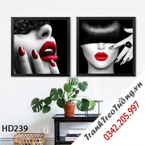 Bộ 2 Tranh Cô Gái Với Bờ Môi Quyến Rũ